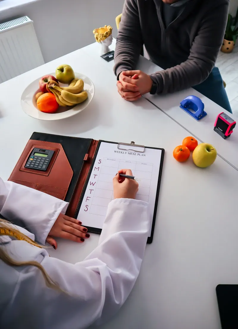 Nutritionist writing a weekly meal plan